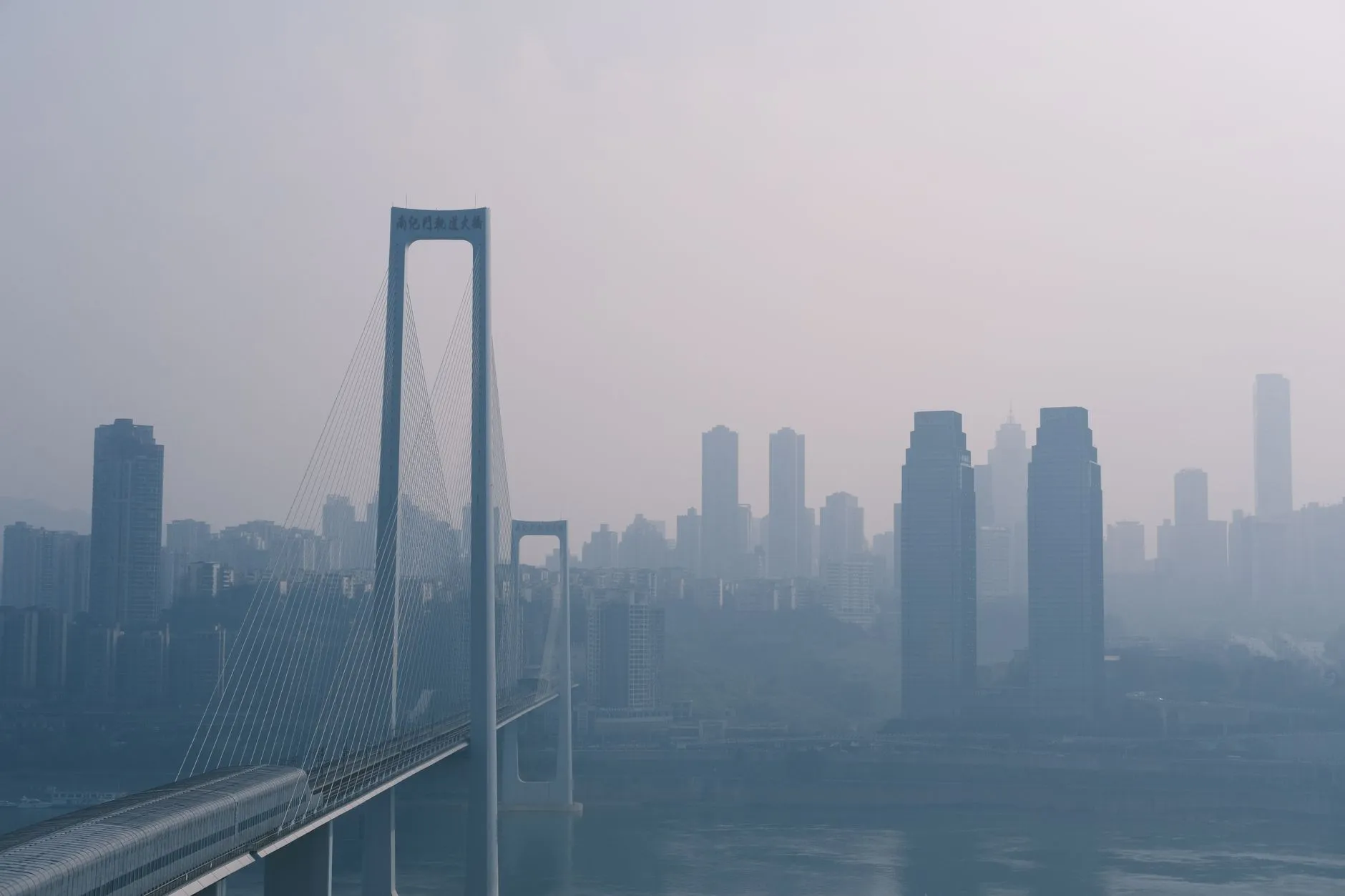 2025年各国移民政策变动趋势与深圳申请人应对策略